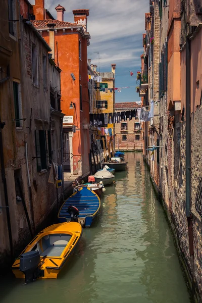 Венецианский канал с гондолами — стоковое фото