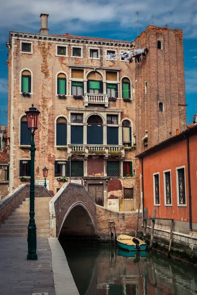 ゴンドラとヴェネツィアの運河 — ストック写真