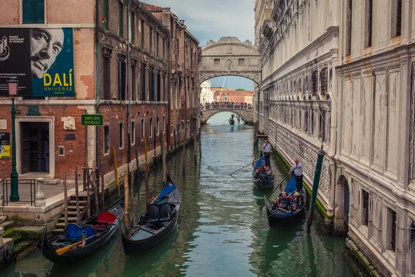 Canal de Venise avec gondoles — Photo