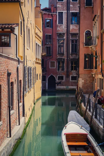 Venedig canal med gondoler — Stockfoto