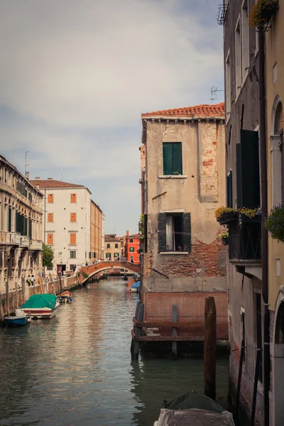 Benátský kanál s gondolami — Stock fotografie