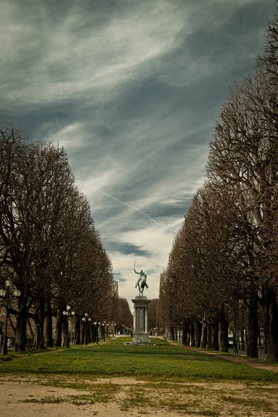 ラファイエット マニクール ラ レーヌの像パリ フランス — ストック写真