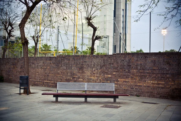 Bench in front of the wall — Stockfoto