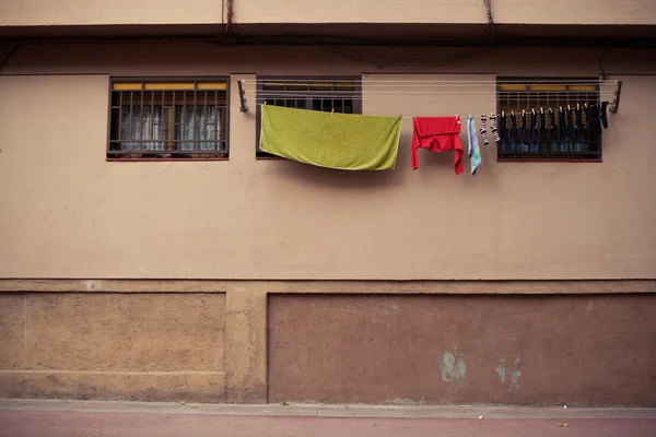 衣類乾燥機とパステル カラーの壁 — ストック写真