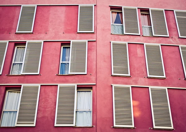 pembe duvar üstünde pencere eşiği