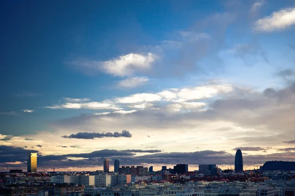Vacker himmel ovanför staden — Stockfoto