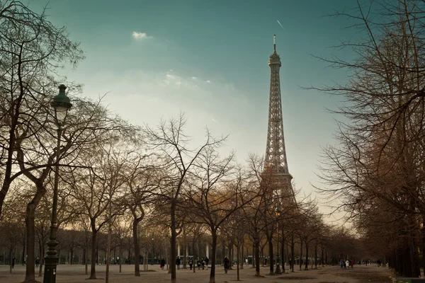 Torre Eiffel, vista desde el callejón Fotos de stock libres de derechos