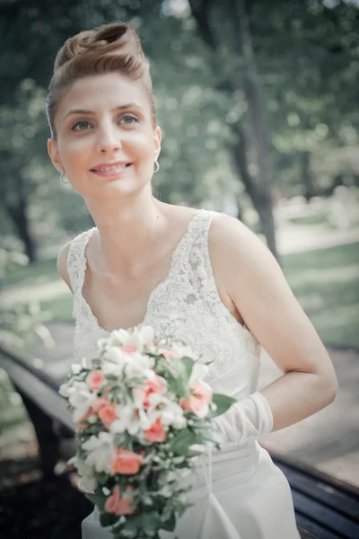 Krásná nevěsta s květinami — Stock fotografie
