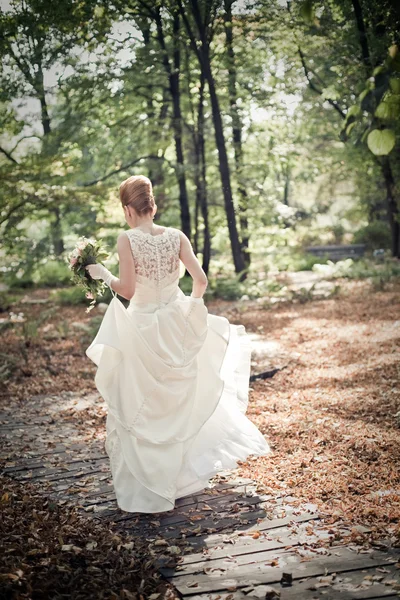 Bride runaway — Stock Photo, Image