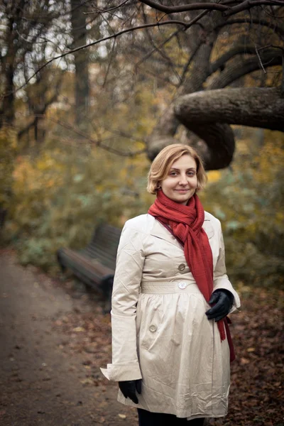 微笑在秋天公园的女人 — 图库照片