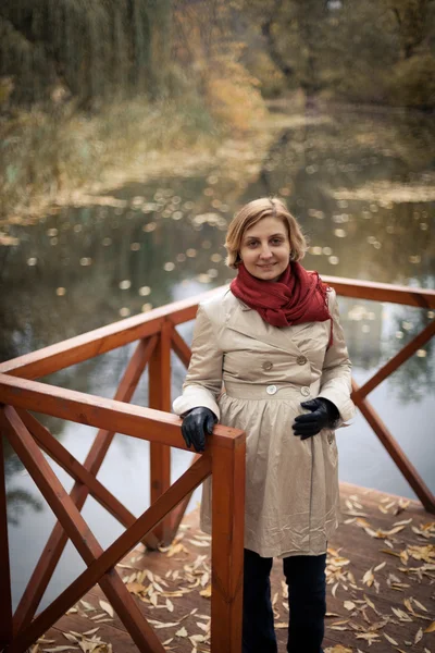 Woman near autumn lake — Stock Photo, Image