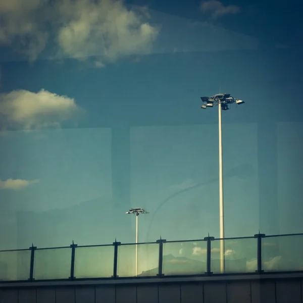 Lampy uliczne z błękitnego nieba — Zdjęcie stockowe