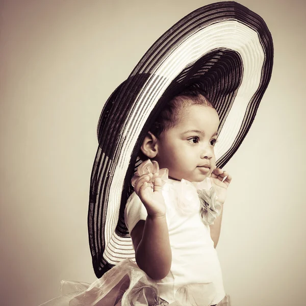 Bella bambina in un grande cappello alla moda — Foto Stock