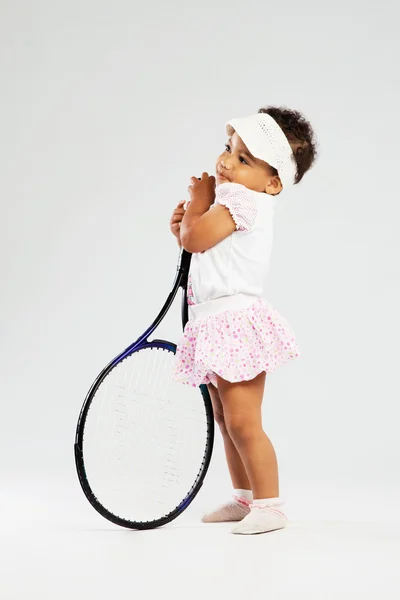 Schattig klein meisje met tennisracket — Stockfoto