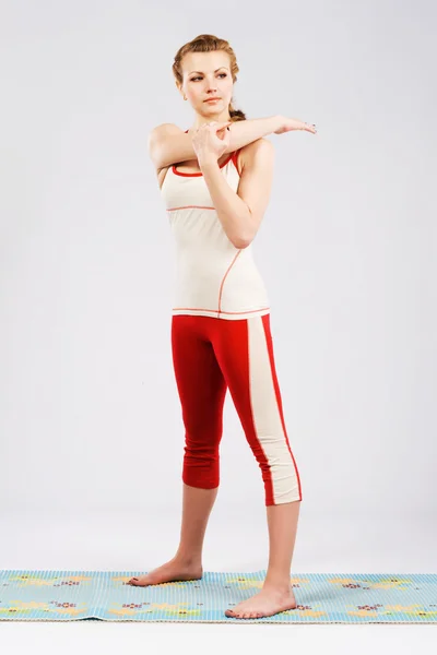 Sportowy kobieta robi ćwiczenia rozciągające — Zdjęcie stockowe