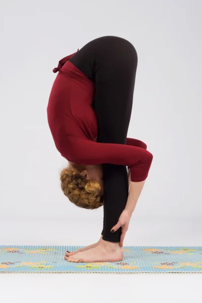Donna sportiva che fa esercizio di stretching — Foto Stock