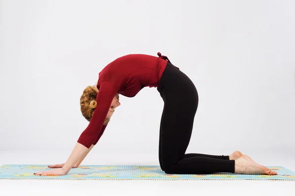 Donna sportiva che fa stretching esercizio outdors — Foto Stock
