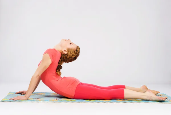 Sportiga kvinnan göra stretching motion — Stockfoto
