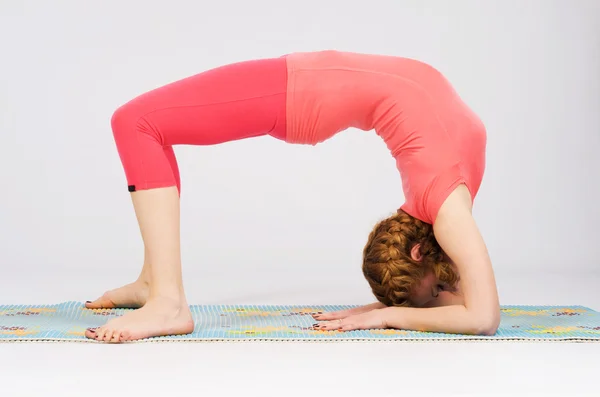 Sportieve vrouw doen stretching oefening — Stockfoto