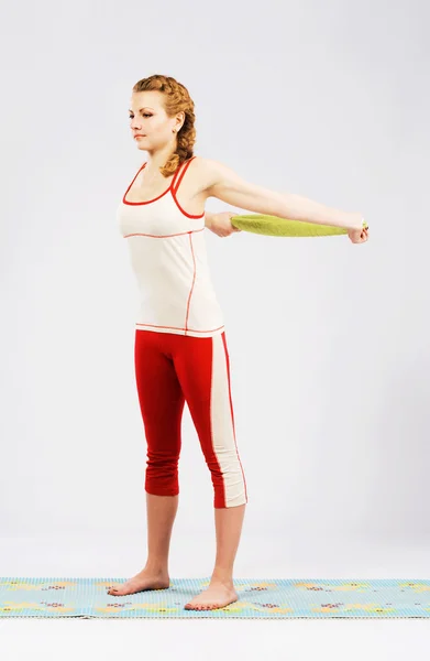 Härlig sportig kvinna göra stretching motion — Stockfoto