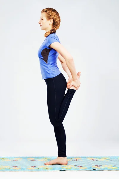 Милая спортивная женщина делает упражнения на растяжку — стоковое фото