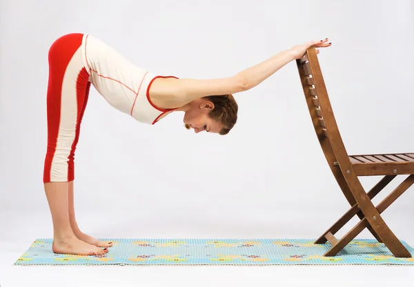 Härlig sportig kvinna göra stretching motion Stockbild