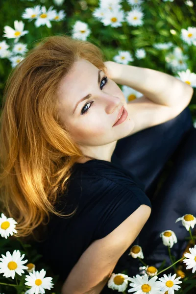 Vacker kvinna utomhus — Stockfoto