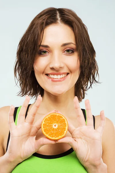 Mulher encantadora com meia de laranja fresca — Fotografia de Stock