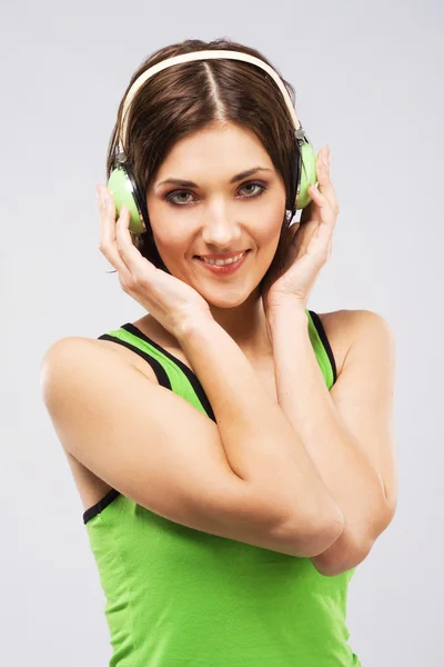 Mujer encantadora escuchando una música en auriculares —  Fotos de Stock