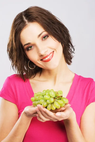 Прекрасная женщина со свежим виноградом — стоковое фото