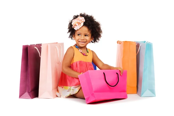 Piękny szczęśliwy dziewczynka z torby na zakupy — Zdjęcie stockowe