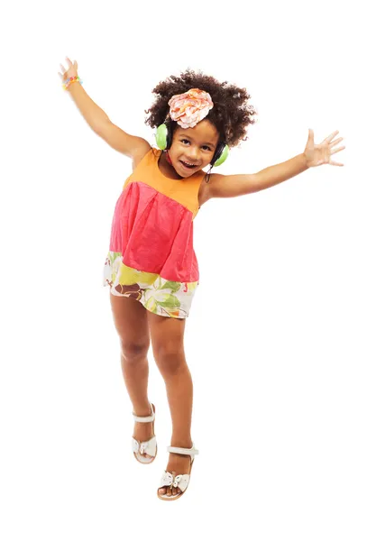 Schöne kleine Mädchen in Kopfhörern Spaß haben — Stockfoto