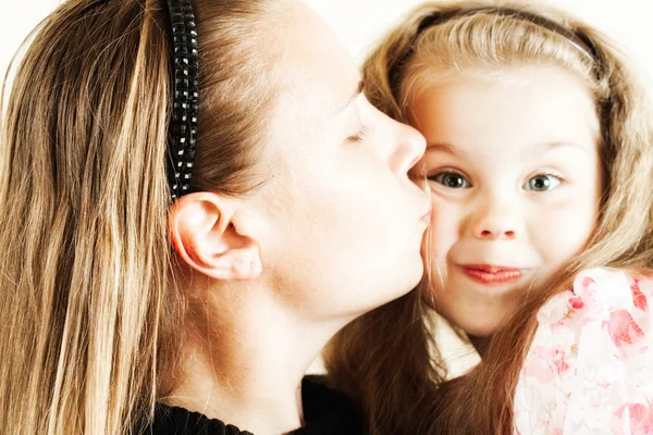 Girl kissing her mother — Stock Photo, Image