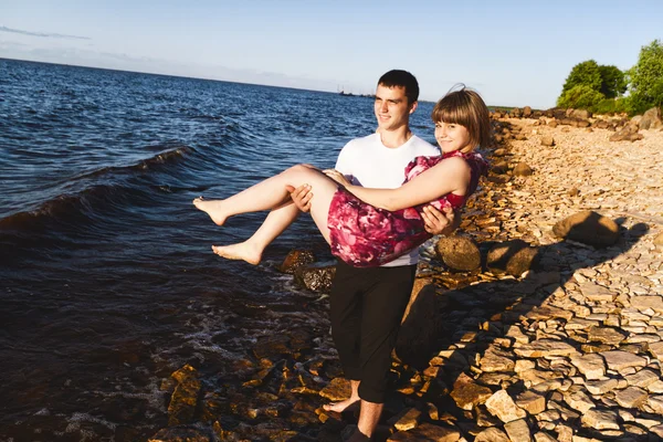 Glücklicher Junge und ein Mädchen am See — Stockfoto