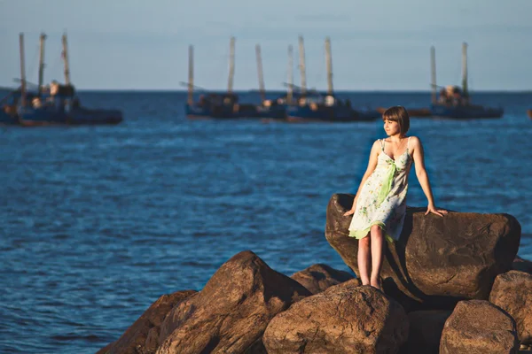 Schöne einsame Mädchen auf dem See — Stockfoto