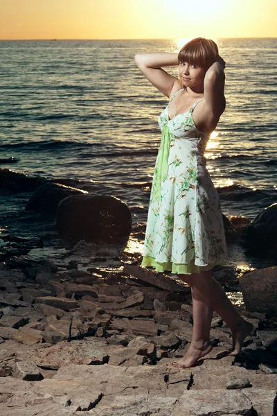 Красива дівчина біля озера — стокове фото