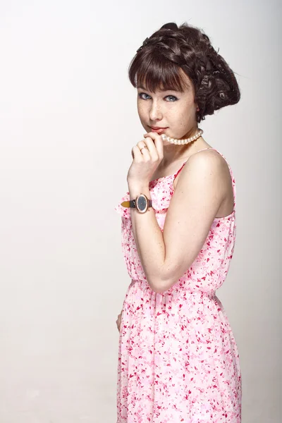 Krásná dívka v růžových šatech — Stock fotografie