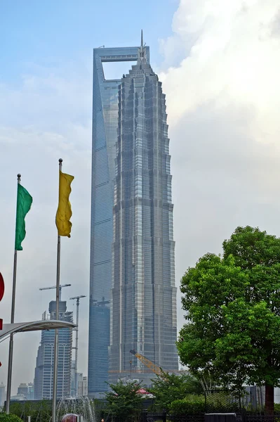 Всемирный финансовый центр в Шанхае и башня Цзиньмао, Пудун — стоковое фото