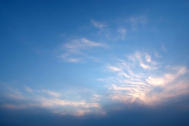 Mavi gökyüzünde beyaz bulutlar