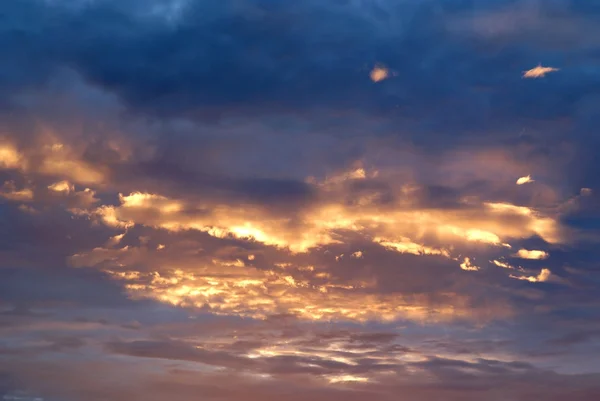 Moln i en gyllene solnedgång — Stockfoto