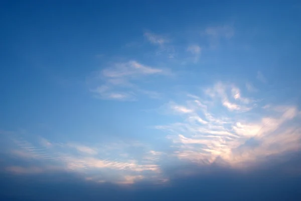 Witte wolken in blauwe lucht Rechtenvrije Stockfoto's