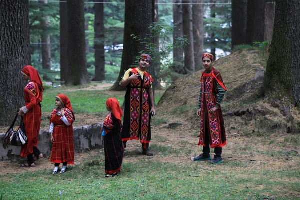 पार्क उत्तर भारत में तिब्बती राष्ट्रीय पोशाक में पुरुषों, महिलाओं और बच्चों — स्टॉक फ़ोटो, इमेज