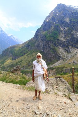 yalnız adam - Hacı Himalayalar. Kuzey Hindistan.