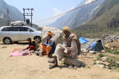 Hacılar, turistler, badrinath kutsal şehre doğru yola