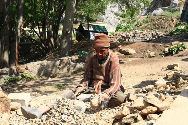Producción de piedra triturada a mano. trabajo duro — Foto de Stock