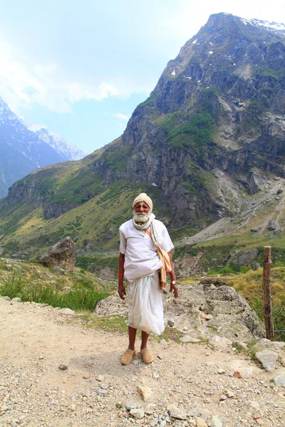 Ein einsamer Mann - ein Pilger im Himalaya. Nordindien. — Stockfoto