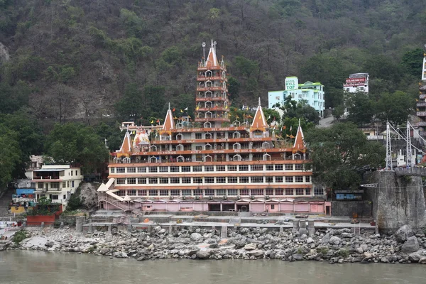 Trayambakeshvar (13-piętrowa wieża świątyni na brzegu rzeki ganges w rishikesh, Północne Indie.) — Zdjęcie stockowe