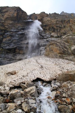 Falls yakınındaki badrinath, Kuzey Hindistan