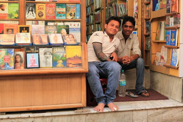 Twee jonge mannen verkopers van muziek-cd 's — Stockfoto
