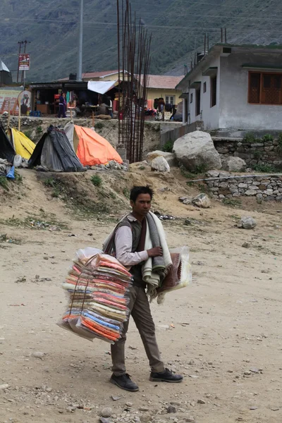 Молодой человек - уличный продавец — стоковое фото